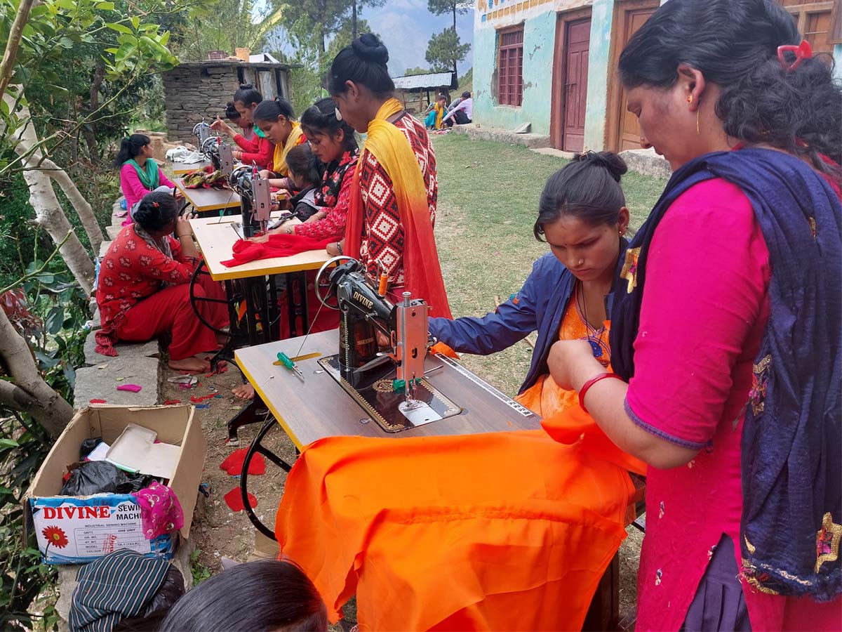 सिलाई सिकेर आत्मनिर्भर बन्ने प्रयासमा डिलाशैनीका महिला 